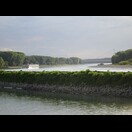 … und flussaufwärts mit der Brücke, auf der wir die Donau überquerten